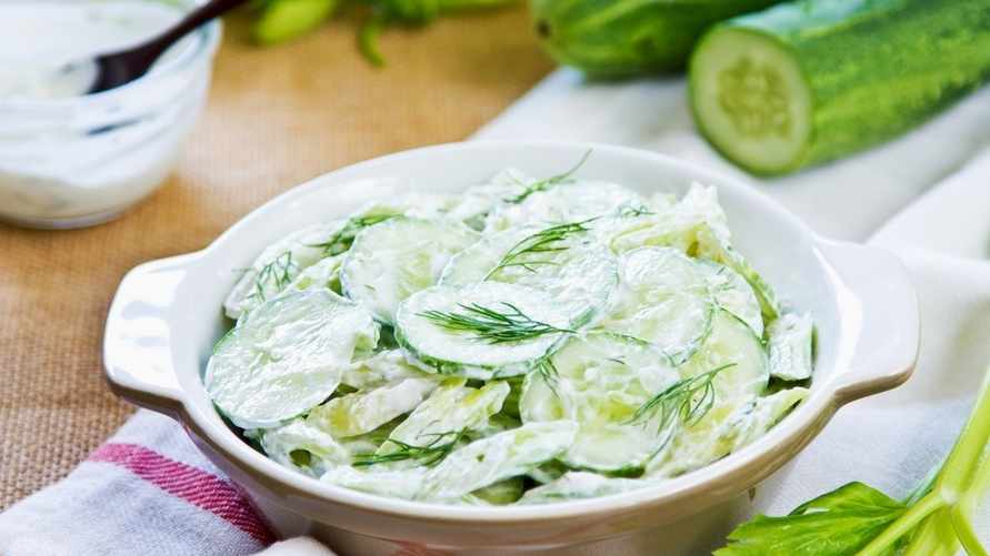 Эти два ингредиента превратят простой салат из огурцов в деликатес. Узнали, как это делают шведы