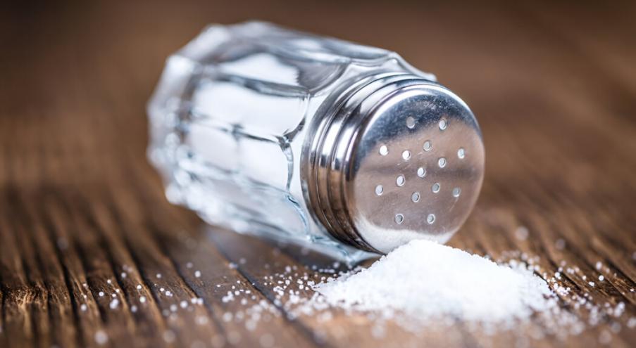 Соль образует комки при воздействии влаги. К сожалению,
