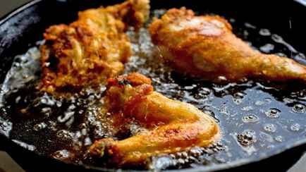 Что сделать, чтобы масло не брызгало при жарке? Положите на сковороду это