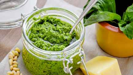 Как приготовить домашний соус песто? Понадобится всего 15 минут и 5 продуктов
