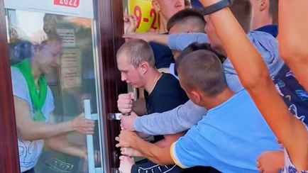 Посмотрите, как в Беларуси школьники (и не только) штурмуют секонд-хенды (и не только)