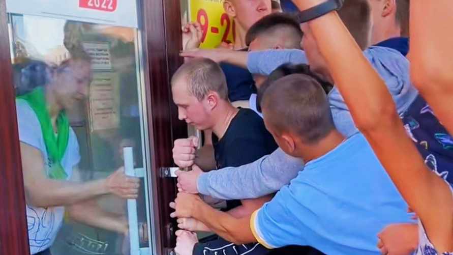 Посмотрите, как в Беларуси школьники (и не только) штурмуют секонд-хенды (и не только)