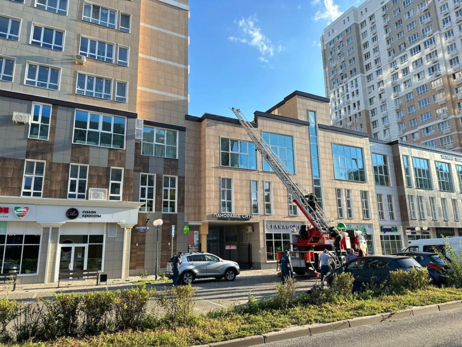 Беспилотник врезался в жилую многоэтажку в российском Белгороде