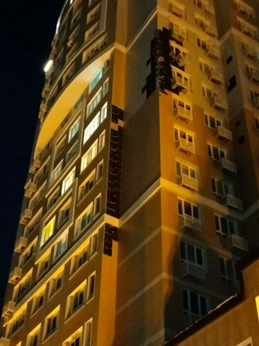 Беспилотник врезался в жилую многоэтажку в российском Белгороде