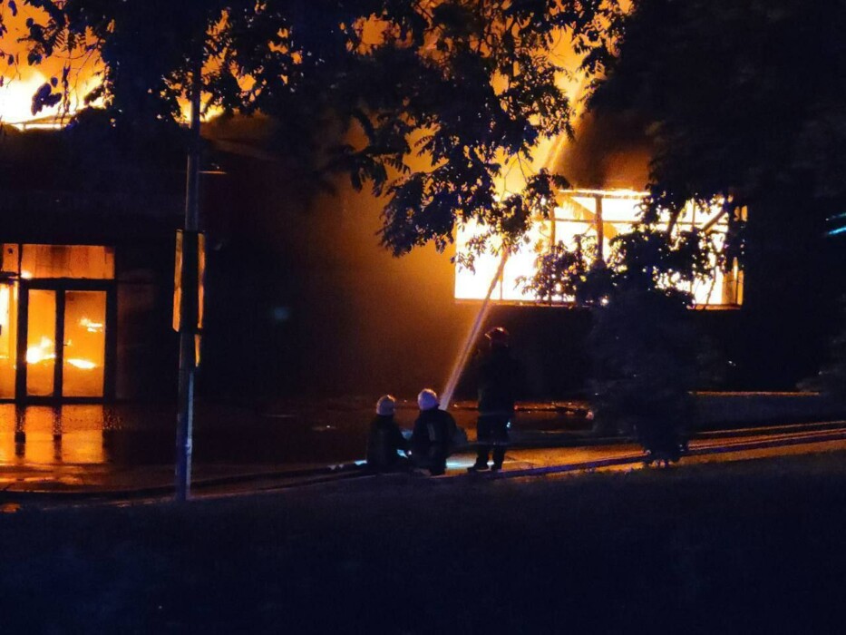 В Одессе в результате обстрела российскими "Калибрами" загорелись общежитие и супермаркет