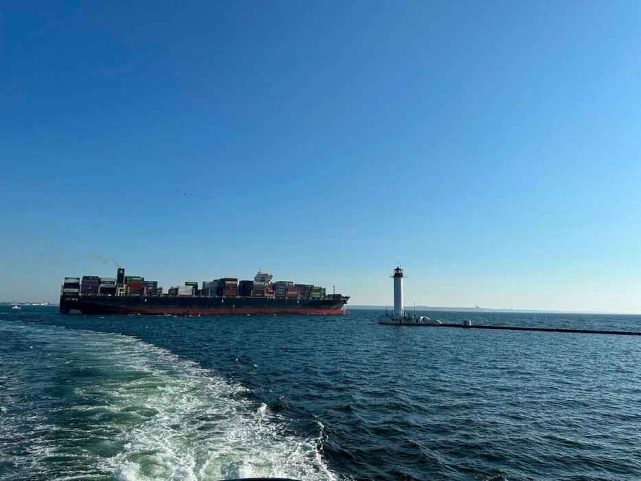 Первое судно пошло в Черном море по коридору, установленному Украиной вместо "зерновой сделки"