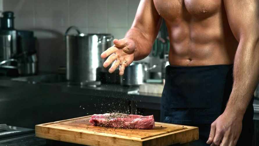 Натрите мясо этим перед готовкой. Так оно получится невероятно нежным и сочным