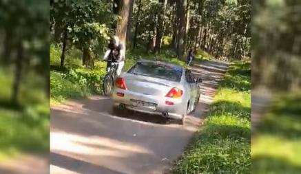 В Гродно ГАИ нашла водителя, ездившего по велодорожке. Как наказали?
