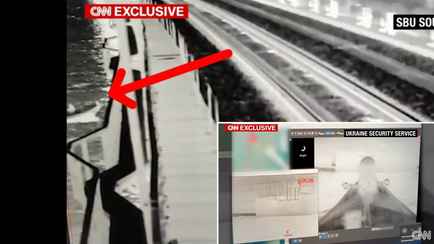 СБУ показала новые видео удара экспериментальными морскими дронами по Крымскому мосту