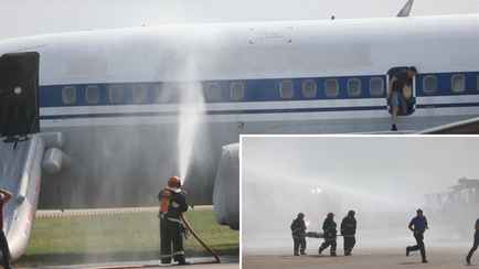 В минском аэропорту прошли учения: тушили самолет, людей уносили. Вот как это было