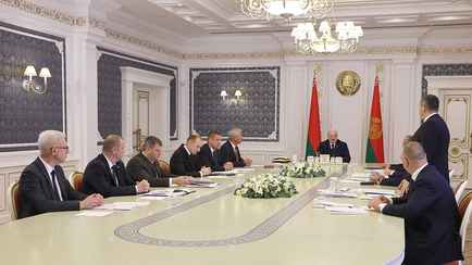 Лукашенко приказал витебским чиновникам «сидеть без зарплаты». Почему?