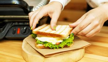 Замените сливочное на бутербродах «маслом богов». Как приготовить дома за 5 минут?