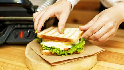 Замените сливочное на бутербродах «маслом богов». Как приготовить дома за 5 минут?