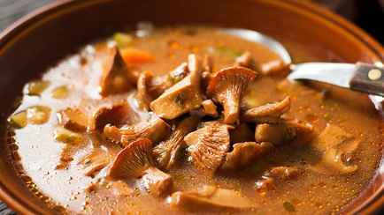 Сделайте это перед тем, как варить грибы. Тогда они сохранят свои вкус и аромат в супе