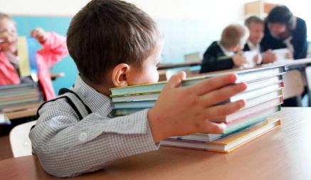 Родителям белорусских школьников дали месяц на оплату учебников. Что будет, если не заплатить вообще?