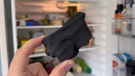 Зачем класть уголь в холодильник? Справится с безумно неприятной проблемой