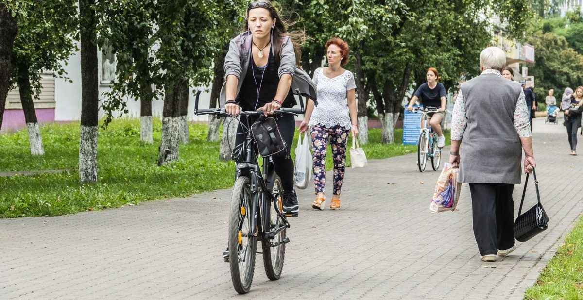 Кто «главнее» на тротуаре: пешеход или велосипедист? В ГАИ пояснили