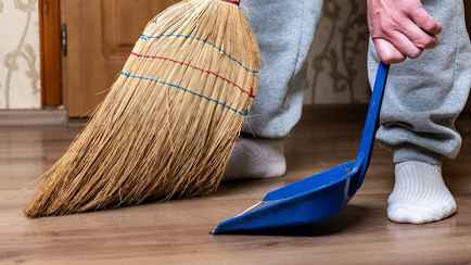 Как собрать всю пыль на совок? Эта хитрость навсегда избавит от проблемы