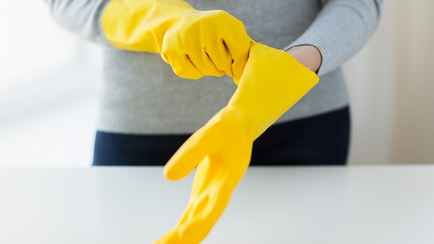 У резиновых перчаток есть 2 неожиданные функции. Посмотрите, где еще полезны