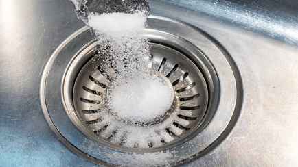 Зачем сыпать соль в раковину? Так вы сбережете деньги и нервы