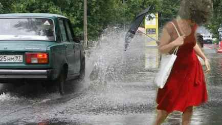 Штраф до Br1110 — В милиции пояснили, в каком случае накажут водителя, который окатил водой пешехода