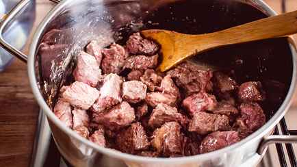 Положите в кастрюлю с говядиной один предмет. Мясо должно стать мягким уже через 20 минут