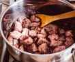 Положите в кастрюлю с говядиной один предмет. Мясо должно стать мягким уже через 20 минут