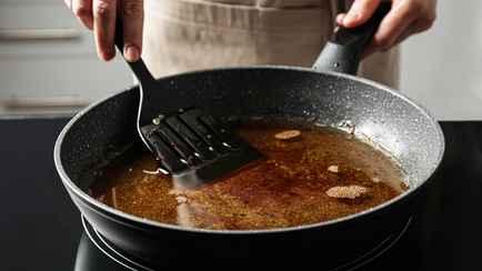 Застелите раковину этим. В Tik Tok показали, как вылить масло после жарки и не засорить трубы