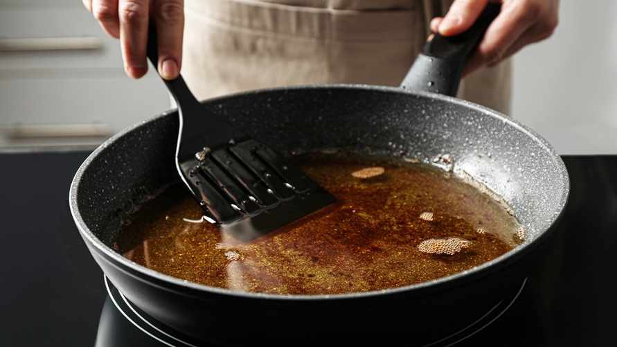 Застелите раковину этим. В Tik Tok показали, как вылить масло после жарки и не засорить трубы