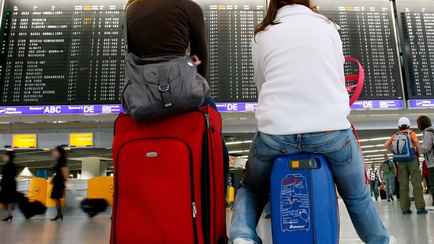 «С балалайкой и в лаптях»? ЕС запретил россиянам въезжать с чемоданами, смартфонами и на машинах. В РФ ответили