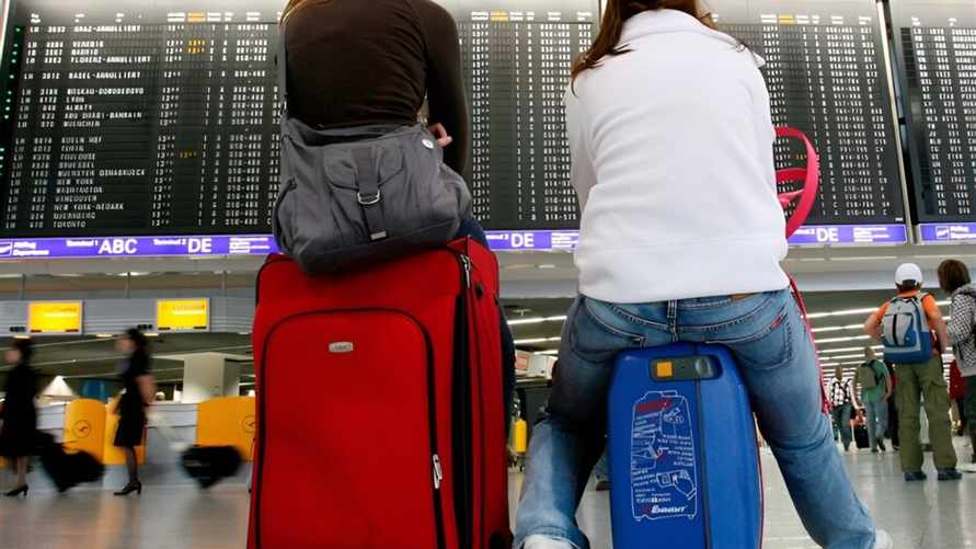 "С балалайкой и в лаптях"? ЕС запретил россиянам въезжать с чемоданами, смартфонами и на машинах. В РФ ответили