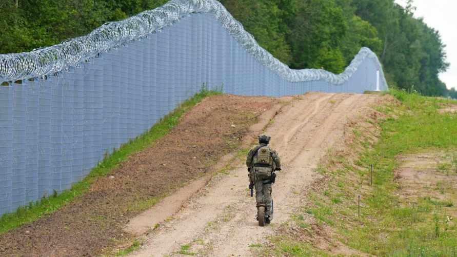 Латвия решила ускорить строительство забора на границе с Беларусью