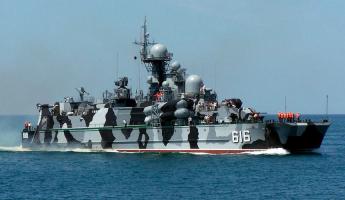 Появилось фото российского корабля «Самум», идущего на буксире. Ранее СМИ писали, что его подбили