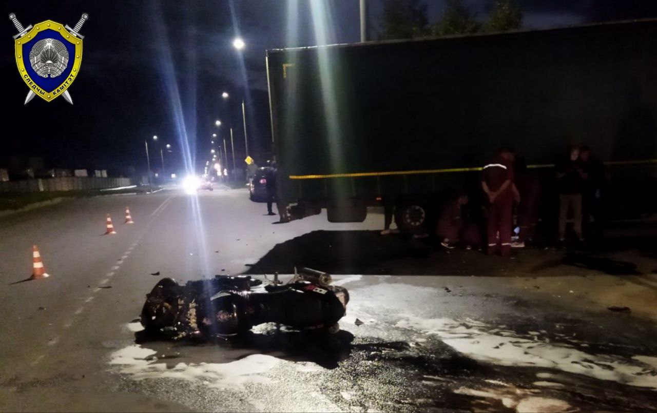 Появилось видео, как мотоцикл влетел в фуру в Барановичах – погибло два человека