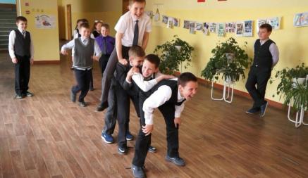В Минобразования Беларуси рассказали, как накажут учеников, пришедших в школу в кедах или кроссовках