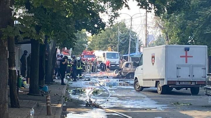 Из-за удара России по рынку в украинской Константиновке погибли минимум 16 человек — Зеленский