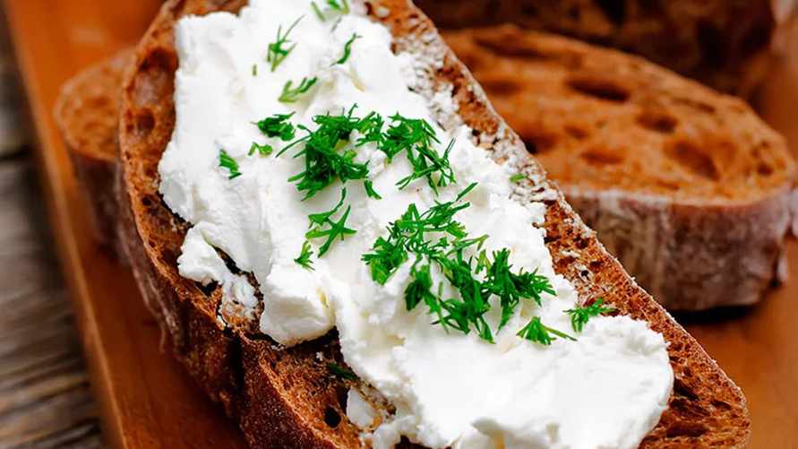 В 3-4 раза дешевле магазинного. Как белорусам легко сделать дома творожный сыр?