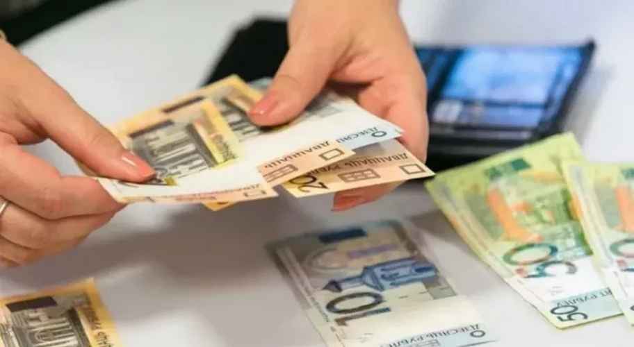 Совмин расширил основания, по которым у белорусов могут удержать из зарплаты