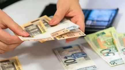 Совмин расширил основания, по которым у белорусов могут удержать из зарплаты