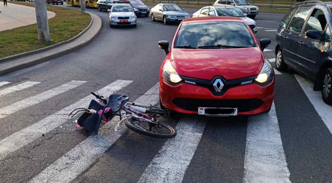 ГАИ показала видео, как в Минске водитель сбил велосипедистку с 5-летним ребенком