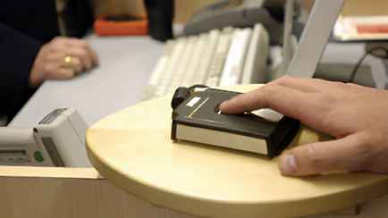 Нацбанк предупредил белорусов о проверке отпечатков пальцев при оплате в магазинах. Когда планируют?