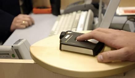 Нацбанк предупредил белорусов о проверке отпечатков пальцев при оплате в магазинах. Когда планируют?