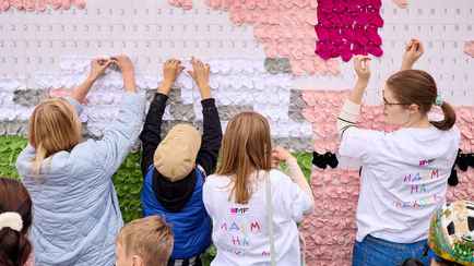 Заявка на рекорд Гиннесса — Mark Formelle «нарисовал» самую большую картину из носков