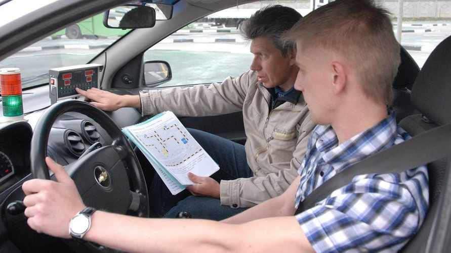 Депутаты предложили разрешить белорусам сдавать экзамен на «автомате» после обучения на «механике»