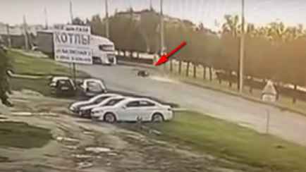 Появилось видео, как мотоцикл влетел в фуру в Барановичах – погибло два человека
