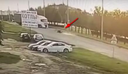 Появилось видео, как мотоцикл влетел в фуру в Барановичах – погибло два человека