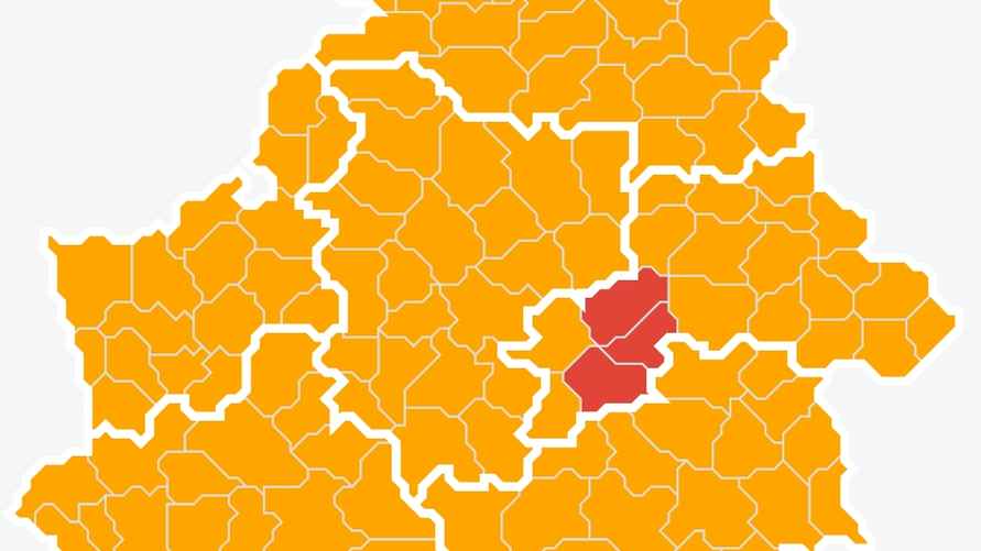 В «красных» районах посещение лесов запрещено, в «желтых» — ограничено. Карта актуальна на 29 сентября, с сайта mlh.by
