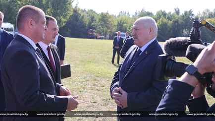 «Мужики не обижайтесь» — Лукашенко поручил чиновникам научиться лучше размножать коров