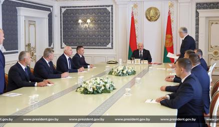 «Чтобы люди не бросали нам в лицо всякие гадости» — Лукашенко рассказал, кого будет выдвигать в депутаты парламента