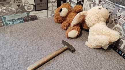 «Вывод: убиваем» — В Минске 11-летняя девочка напала на маму с молотком после СМС от мужчины